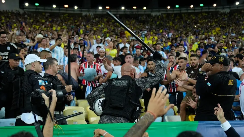 ¡Bronca en Maracaná! Aficionados argentinos y policía brasileña se enfrentan en el Brasil vs Argentina
