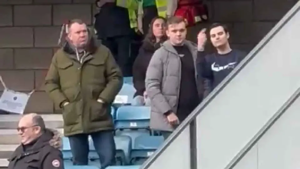 Aficionados del Millwall enfrentan a tribunales por burlarse de muerte del expresidente del Leicester