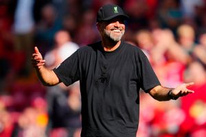 Jürgen Klopp pierde su anillo de casado en efusivo festejo en triunfo de Liverpool