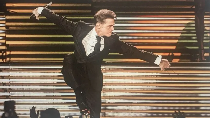 ¿Luis Miguel besó en la boca a una niña durante show en la Arena CDMX?