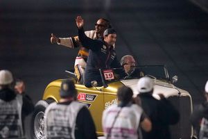 Auto de Lewis Hamilton se descompone y 'Checo' Pérez lo rescata en el desfile en Las Vegas