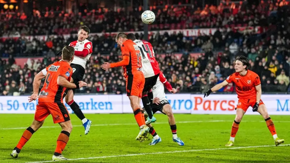 ¡Leyenda! Santi Giménez rompe récord de Luis Suárez en la Eredivisie