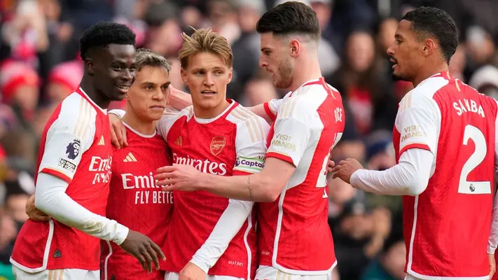 Arsenal frenó racha de derrotas tras golear al Crystal Palace y se mete entre los líderes