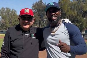AMLO recibió a Randy Arozarena y terminaron jugando beisbol