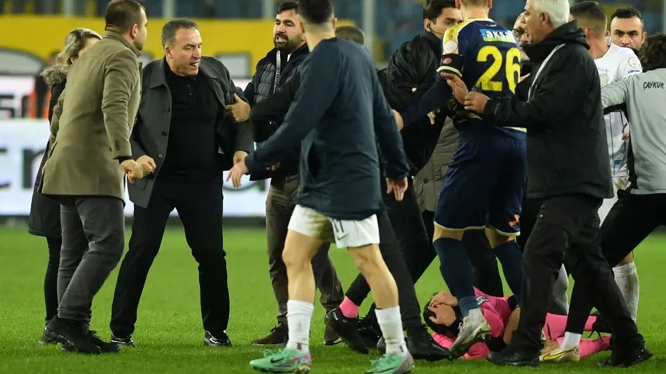 Arrestan a presidente de club de Turquía que agredió a árbitro; la liga suspende todos los partidos