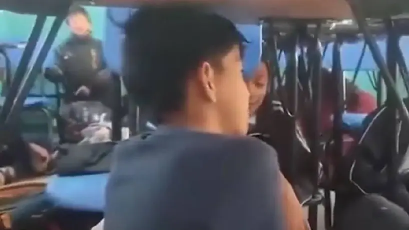 Maestra pone a cantar a sus alumnos mientras se resguardan de balacera