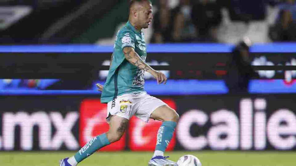 ¿Árbitro localista? Ramos Rizo señaló que 'Diente' López debió irse expulsado ante América