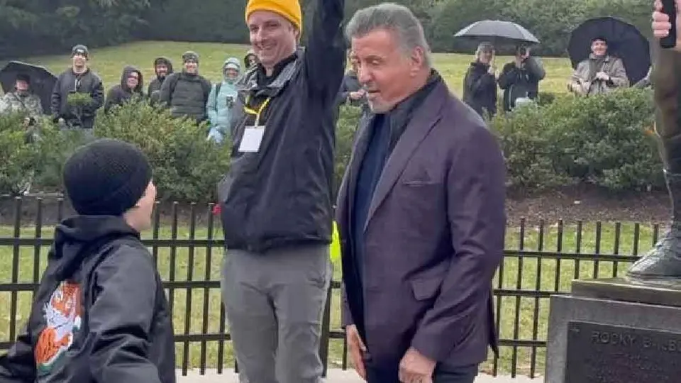¡Un verdadero ídolo! Sylvester Stallone revive icónica escena de Rocky con un joven fan