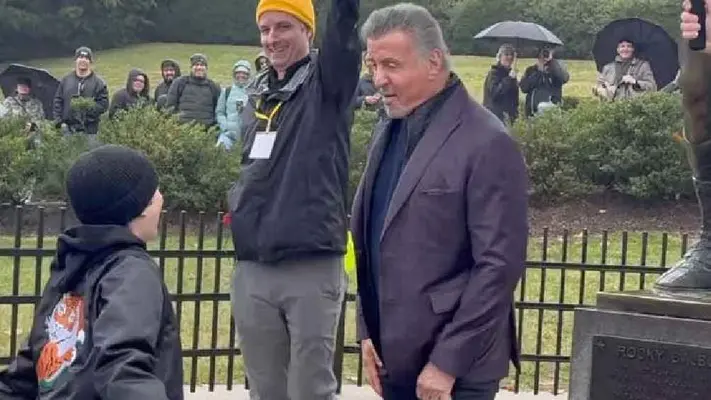¡Un verdadero ídolo! Sylvester Stallone revive icónica escena de Rocky con un joven fan