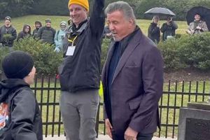 ¡Un verdadero ídolo! Sylvester Stallone revive icónica escena de Rocky con un joven fan