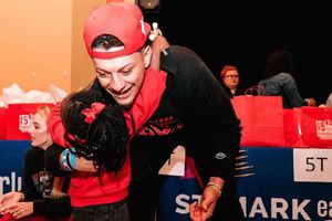 Patrick Mahomes y su esposa llevan 'alegría navideña' a niños necesitados en Kansas City