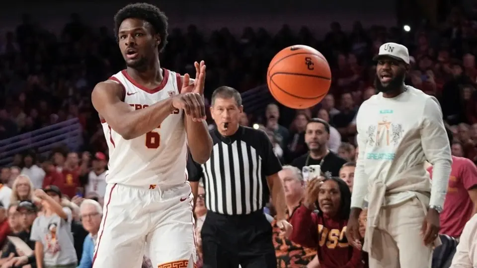 Bronny James debuta en USC con su padre LeBron en primera fila