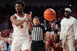 Bronny James debuta en USC con su padre LeBron en primera fila