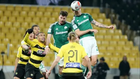 AEK Atenas rescata empate ante Panathinaikos; Orbelin y Pizarro tuvieron actividad