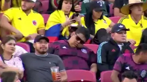 ¡Le ganó el sueño! Aficionado de México se queda dormido en el amistoso ante Colombia