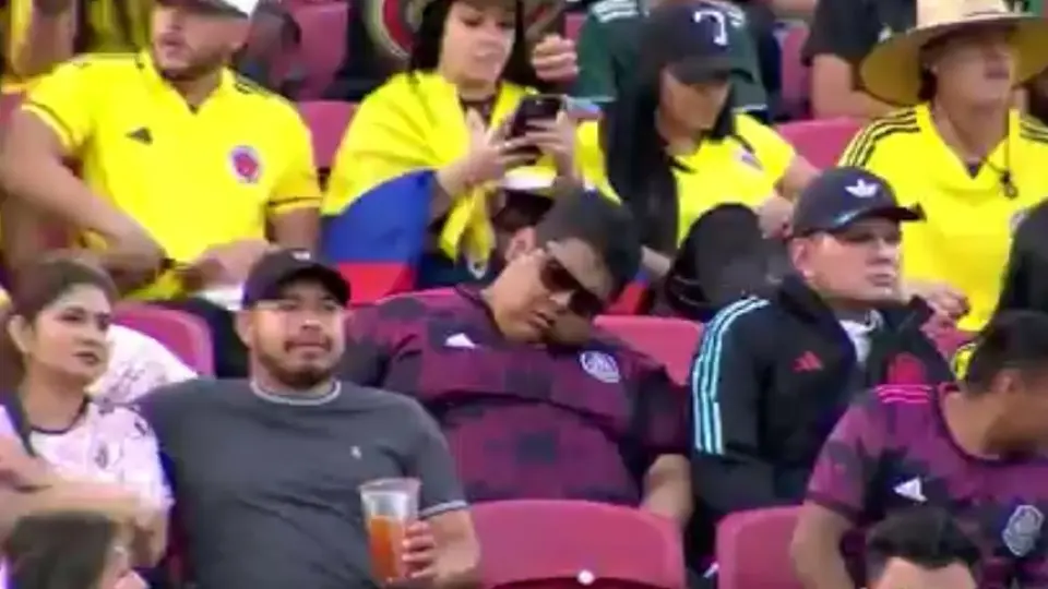 ¡Le ganó el sueño! Aficionado de México se queda dormido en el amistoso ante Colombia