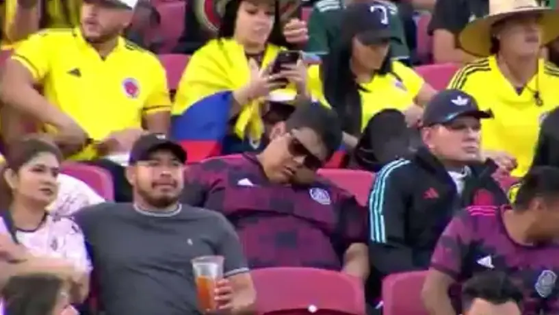 ¡Le ganó el sueño! Aficionado de México se queda dormido en el amistoso ante Colombia