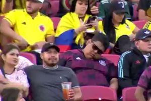 ¡Le ganó el sueño! Aficionado de México se queda dormido en el amistoso ante Colombia