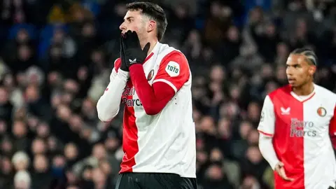 Santi Giménez explotó tras autogol y reventó de una patada el poste de la portería del Atlético de Madrid