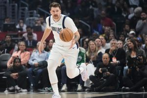 ¡Preocupación en Dallas! Luka Doncic se someterá a rayos X por una posible fractura de mano