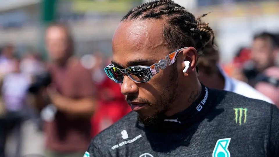 Lewis Hamilton 'tira la toalla' en la carrera con Checo por segundo lugar: 'Está muy lejos'