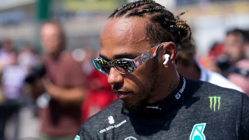 Lewis Hamilton 'tira la toalla' en la carrera con Checo por segundo lugar: 'Está muy lejos'