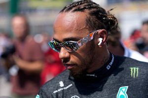 Lewis Hamilton 'tira la toalla' en la carrera con Checo por segundo lugar: 'Está muy lejos'