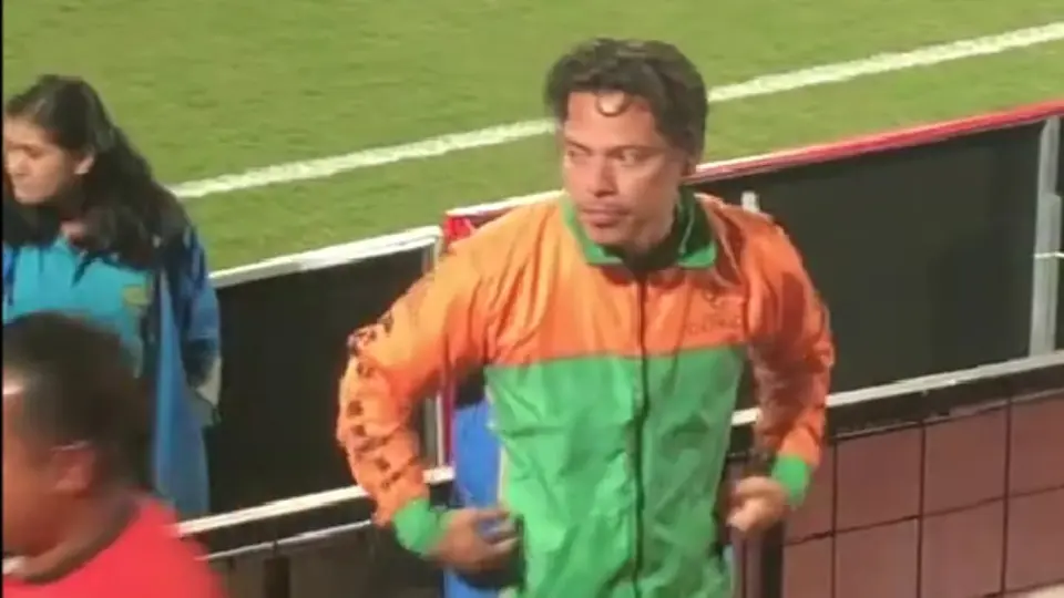 Chico se hace viral tras encontrar a 'clon' de Harry Styles en estadio