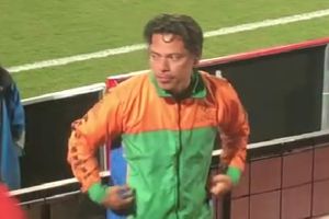 Chico se hace viral tras encontrar a 'clon' de Harry Styles en estadio