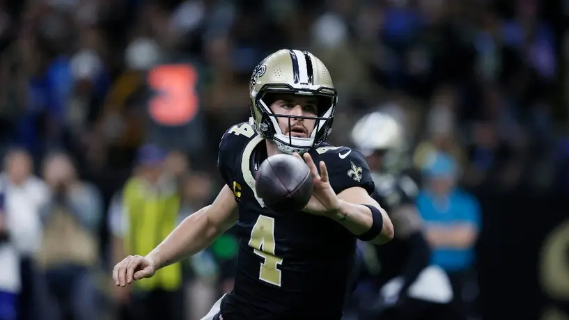 Derek Carr sale lesionado durante la derrota de Saints ante Lions