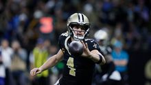 Derek Carr sale lesionado durante la derrota de Saints ante Lions
