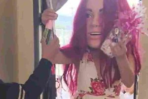 Karol G Fake sorprende a una fan en su escuela primaria