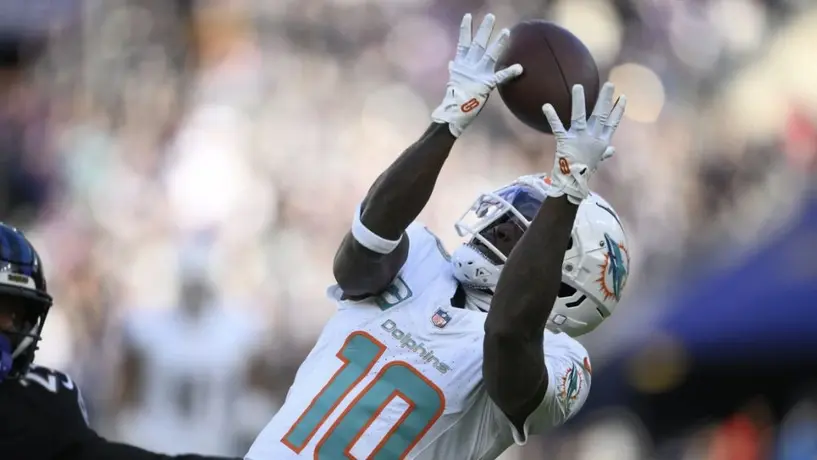 Tyrek Hill sale de la practica de Miami tras incendiarse su casa