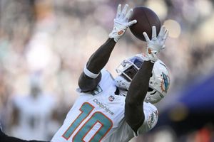 Tyrek Hill sale de la practica de Miami tras incendiarse su casa