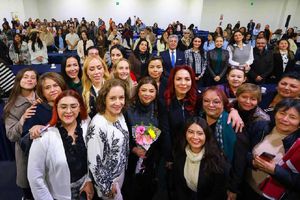 Llama Clara Brugrada a romper techos de cristal que impiden desarrollo de mujeres empresarias