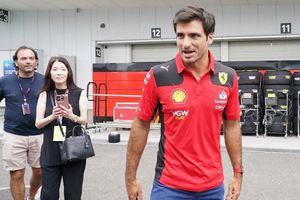 Ferrari manda mensaje motivacional a Carlos Sainz tras fichar a Lewis Hamilton