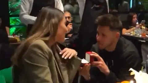 ¡Qué viva el amor! Óscar Romero, futbolista paraguayo, le propone matrimonio a su novia