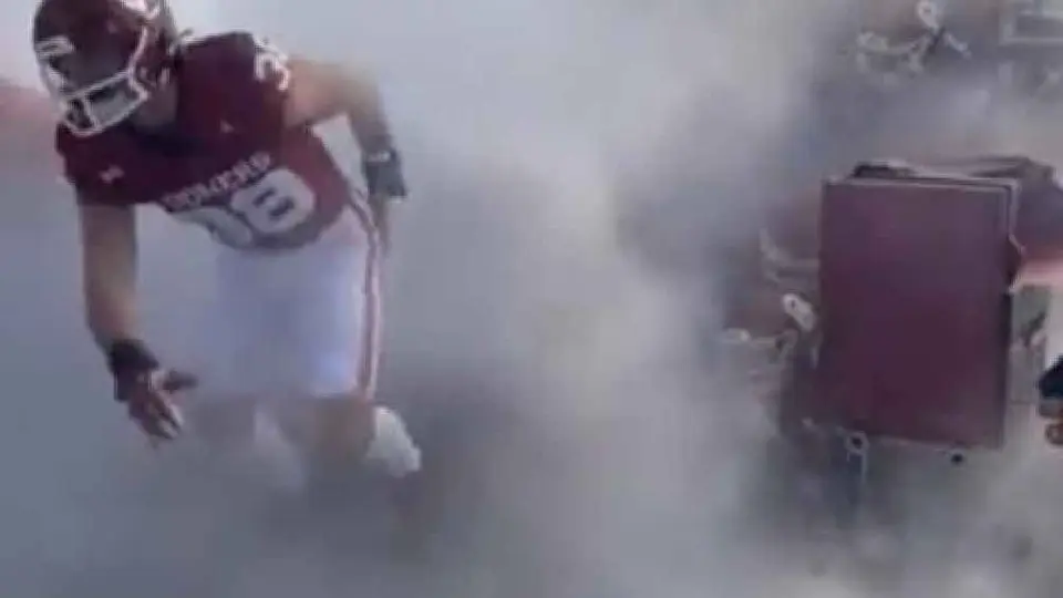 ¡Épico fracaso! Jugadores de Universidad de Oklahoma terminan en el suelo al entrar a la cancha