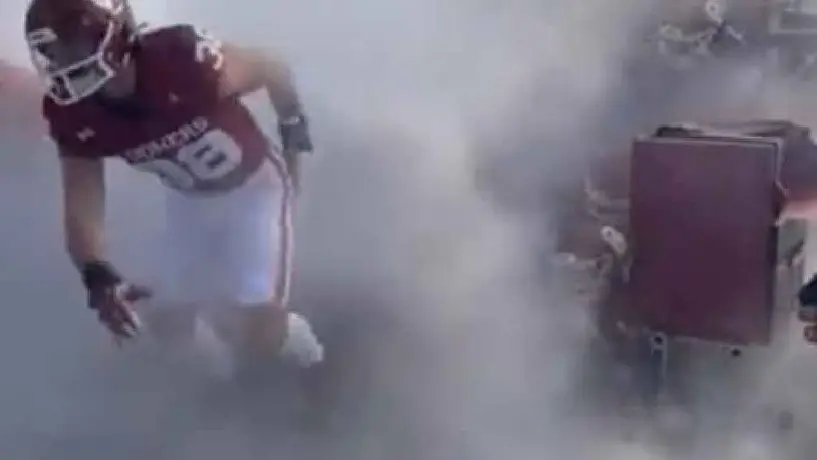 ¡Épico fracaso! Jugadores de Universidad de Oklahoma terminan en el suelo al entrar a la cancha