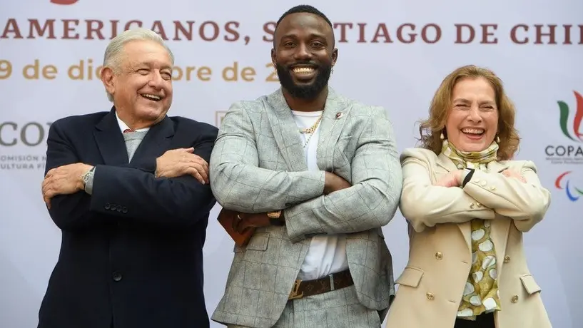 Randy Arozarena hace su icónica celebración junto a AMLO en el PND