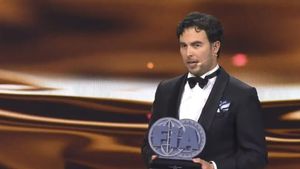 ¡Historia pura! Checo Pérez recibe su trofeo de Subcampeón del Mundo de Fórmula 1