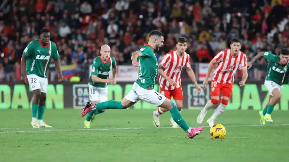 Alavés goleó 3-0 a Almería que sigue sin ganar en la temporada; César Montes fue titular