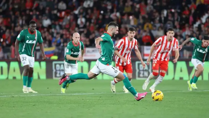 Alavés goleó 3-0 a Almería que sigue sin ganar en la temporada; César Montes fue titular