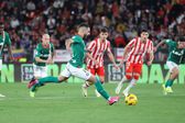 Alavés goleó 3-0 a Almería que sigue sin ganar en la temporada; César Montes fue titular
