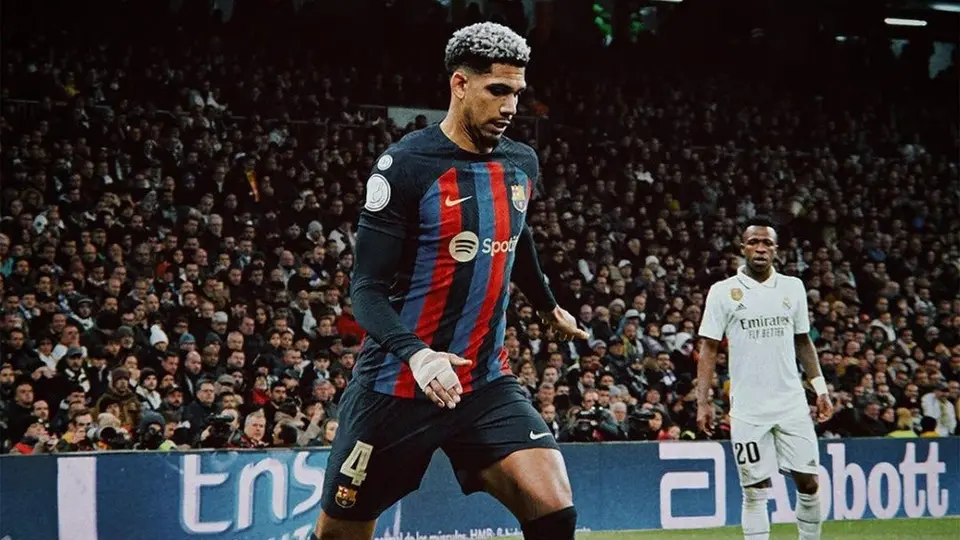 Ronald Araújo rechaza oferta del Bayern Munich, se queda en Barcelona