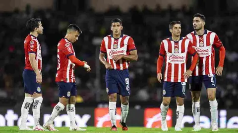 Jugadores de Chivas protagonizan comercial de papel higiénico