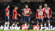 Jugadores de Chivas protagonizan comercial de papel higiénico
