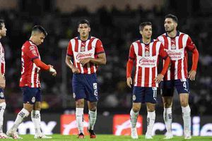 Jugadores de Chivas protagonizan comercial de papel higiénico