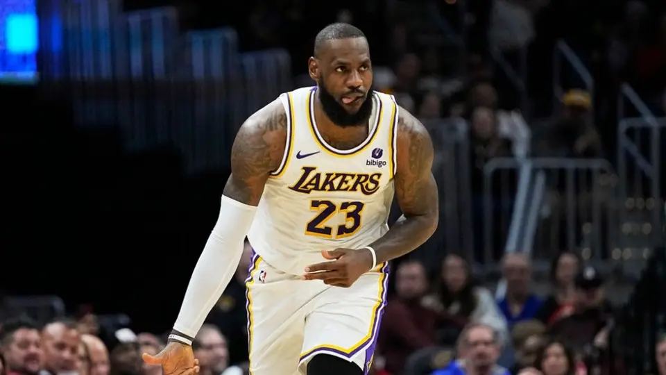LeBron James hace polémico festejo y simula 'fumar marihuana', pero libra multa de la NBA