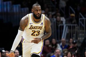 LeBron James hace polémico festejo y simula 'fumar marihuana', pero libra multa de la NBA